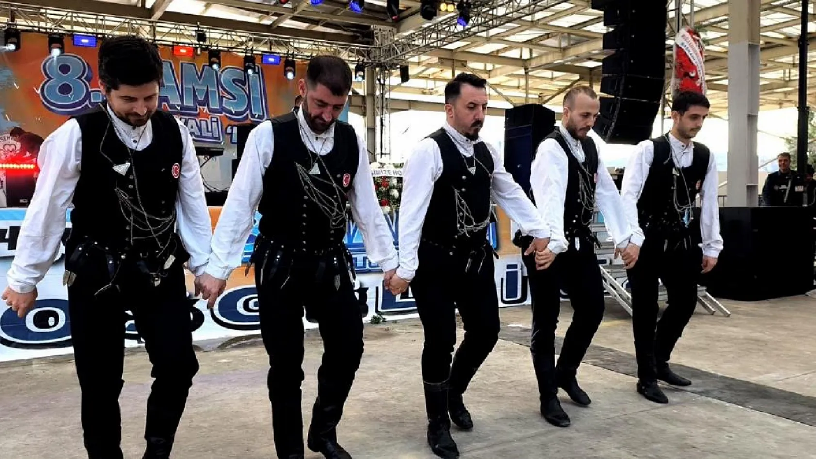 Muğla'da Karadeniz rüzgarı: 5 ton hamsi ikram edildi