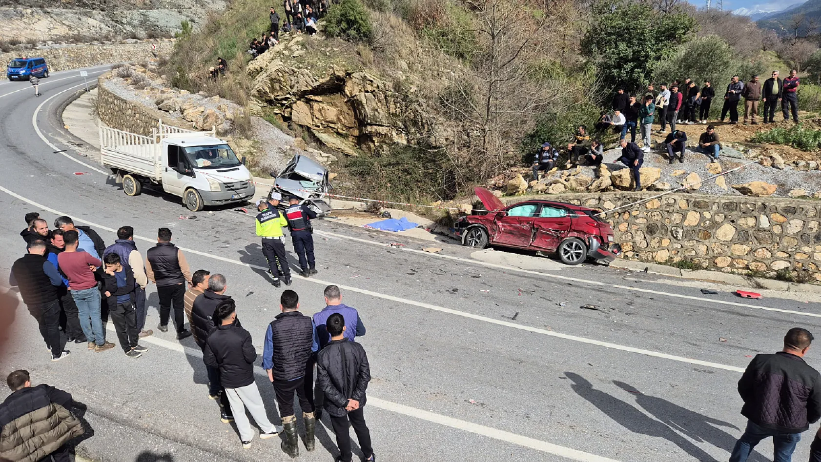 3 araçlı zincirleme kaza: 1 ölü, 3 yaralı