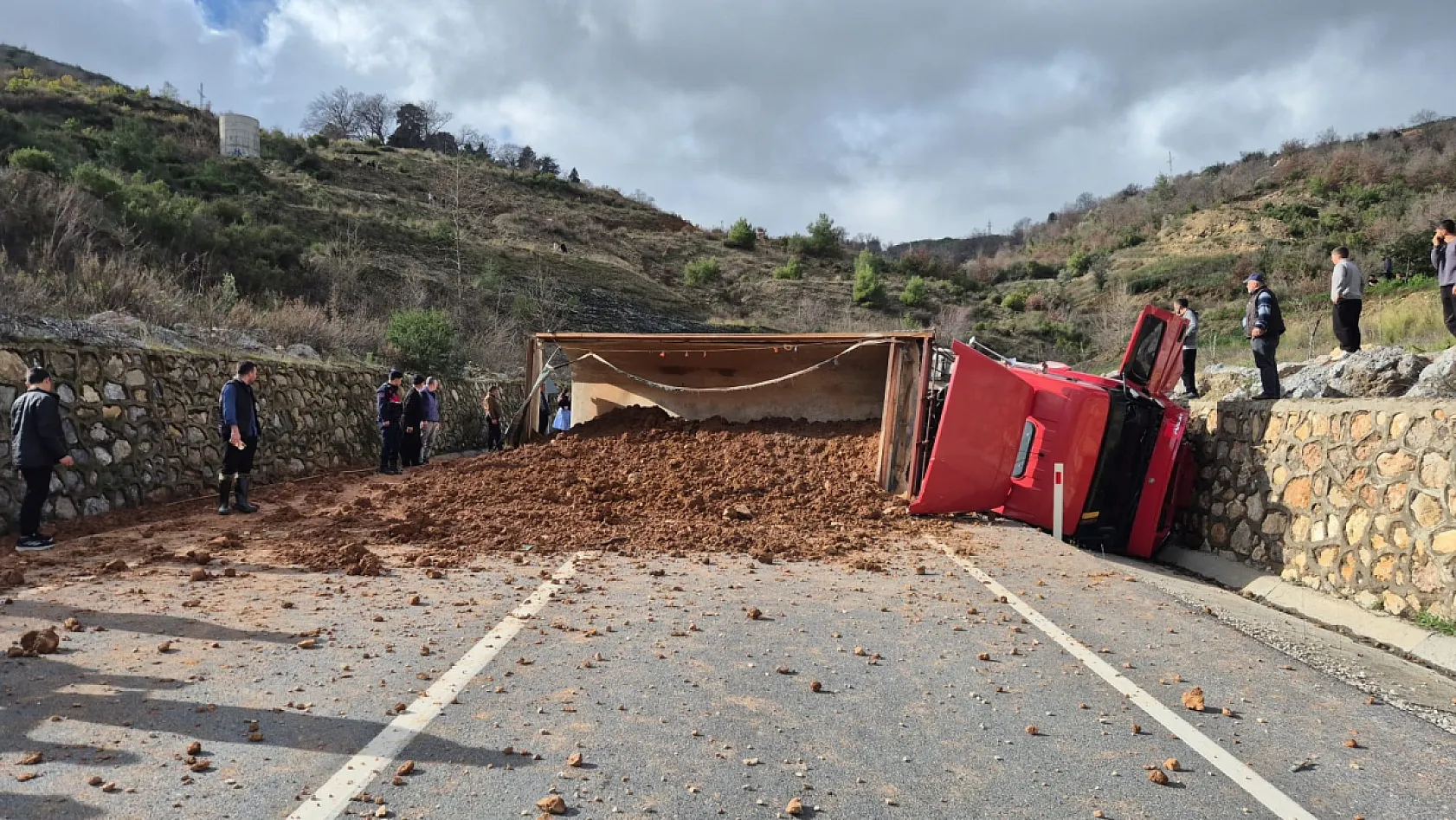 3 araçlı zincirleme kaza: 1 ölü, 3 yaralı