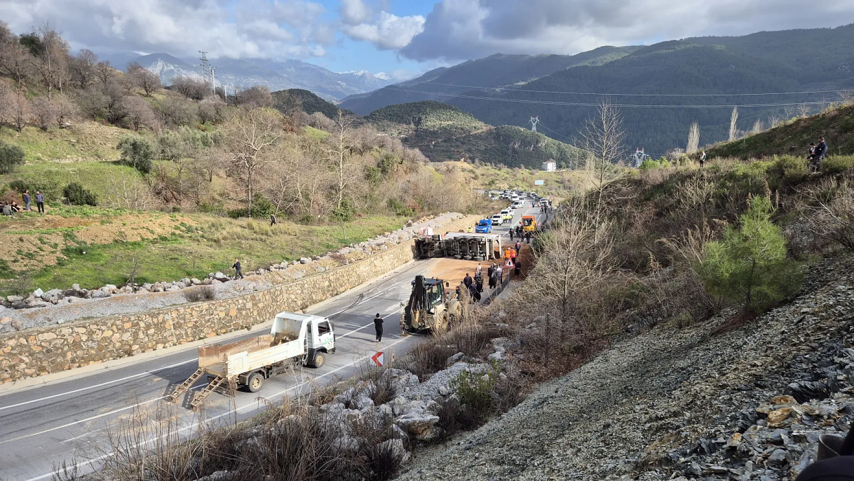 3 araçlı zincirleme kaza: 1 ölü, 3 yaralı