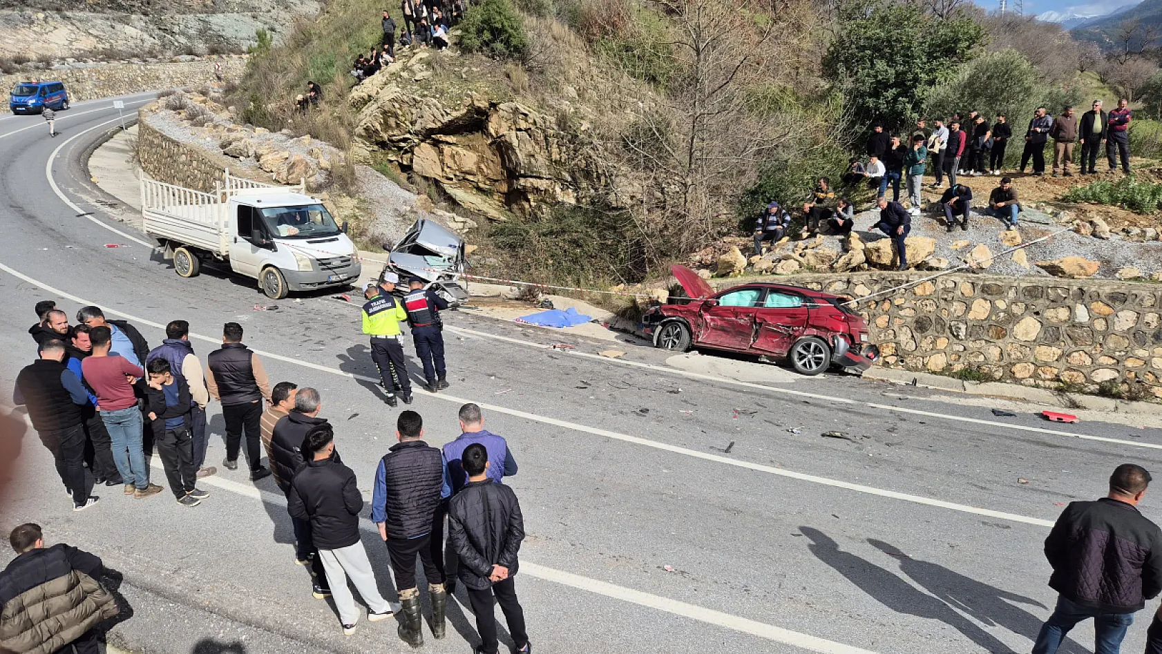 Virajı alamayan kum yüklü kamyon 2 otomobili biçti: 1 ölü, 3 yaralı