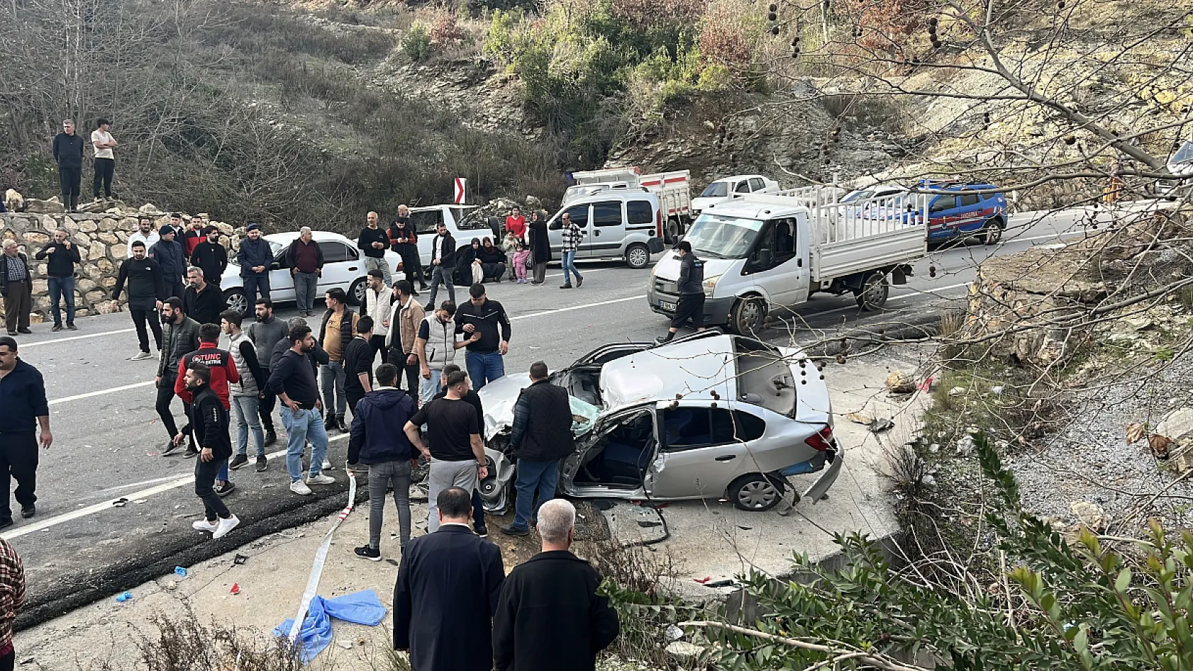 Virajı alamayan kum yüklü kamyon 2 otomobili biçti: 1 ölü, 3 yaralı