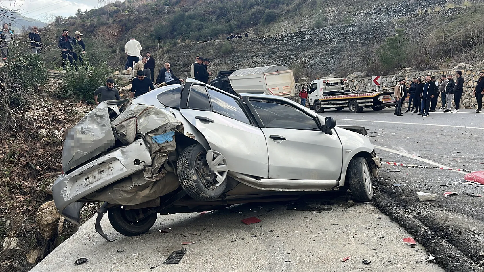 Virajı alamayan kum yüklü kamyon 2 otomobili biçti: 1 ölü, 3 yaralı