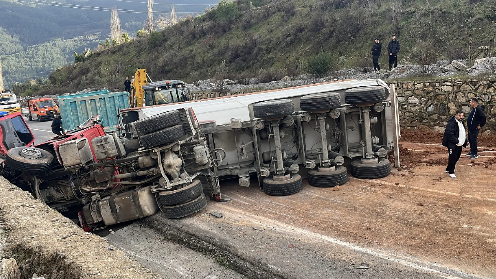 Virajı alamayan kum yüklü kamyon 2 otomobili biçti: 1 ölü, 3 yaralı