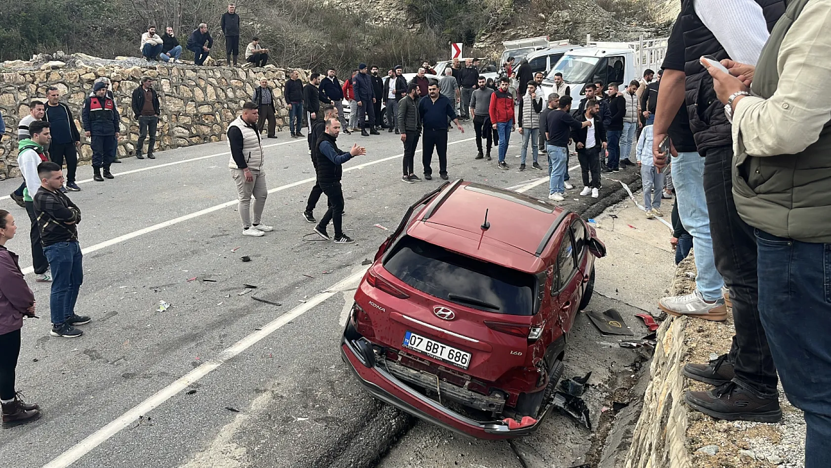 Virajı alamayan kum yüklü kamyon 2 otomobili biçti: 1 ölü, 3 yaralı