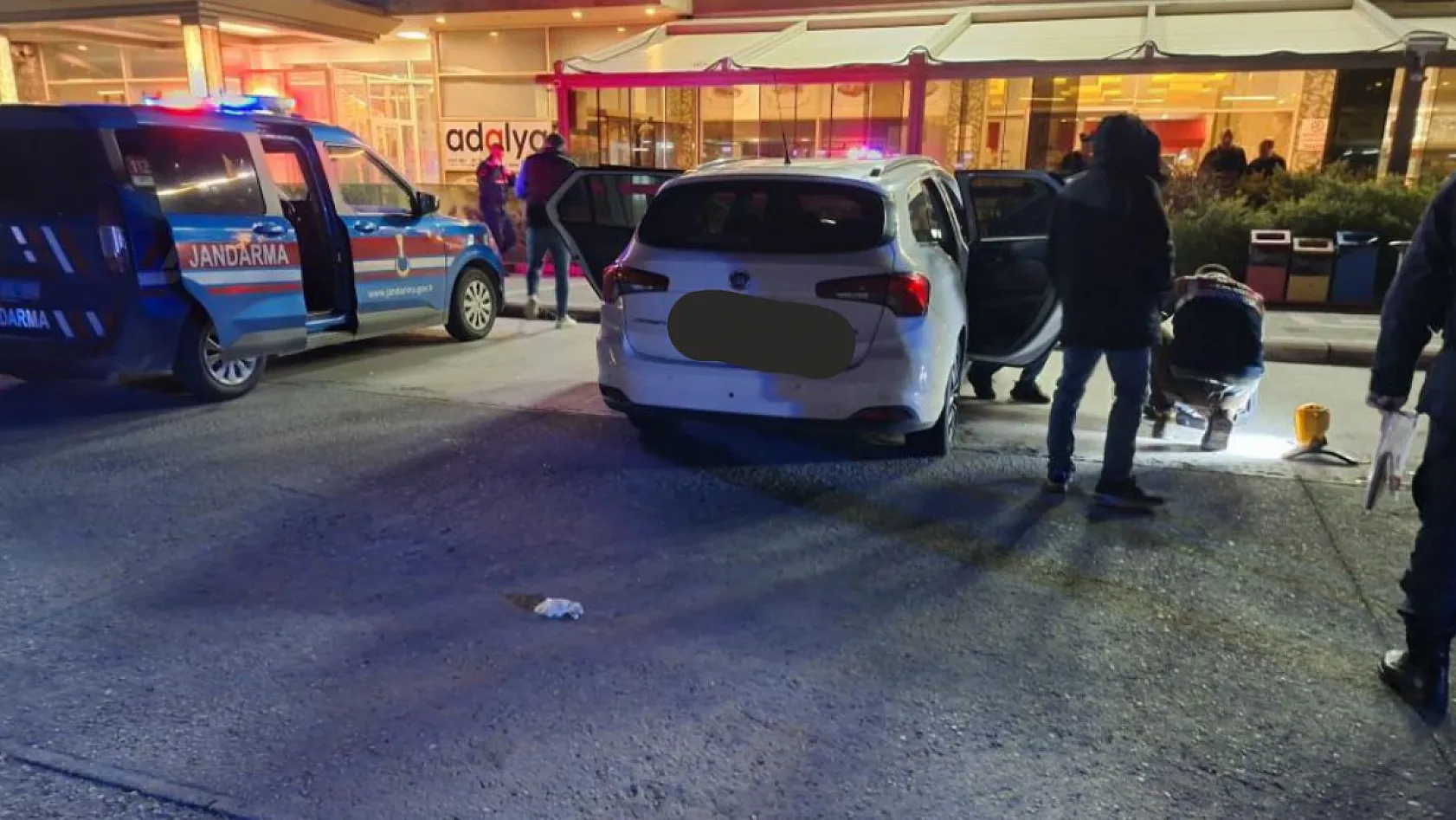 Dinlenme tesisinde 5 gündür park halinde olan otomobilden ceset çıktı