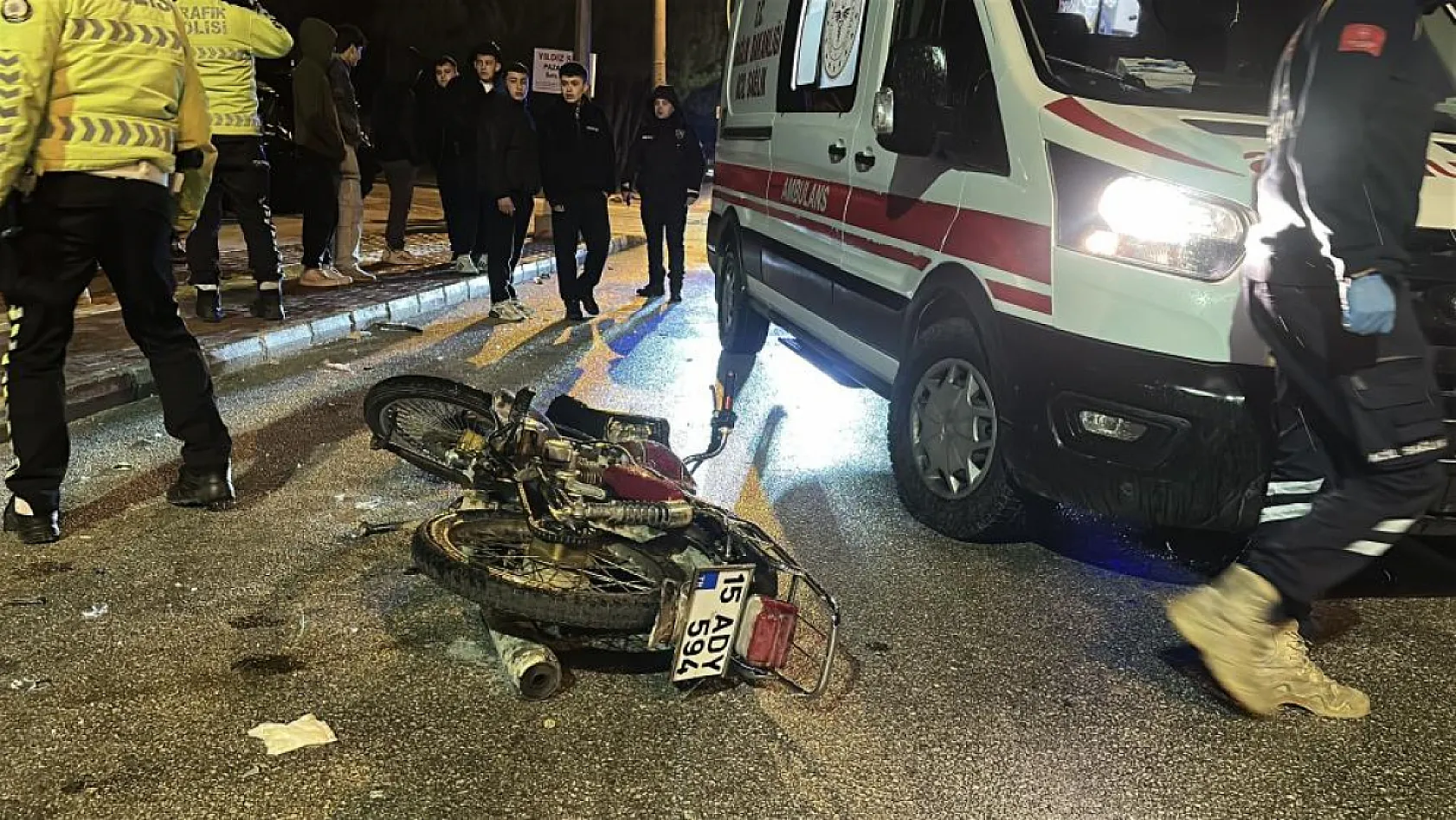 Yan Yola Dönmek İsteyen Otomobil Motosiklete Çarptı: 2 yaralı