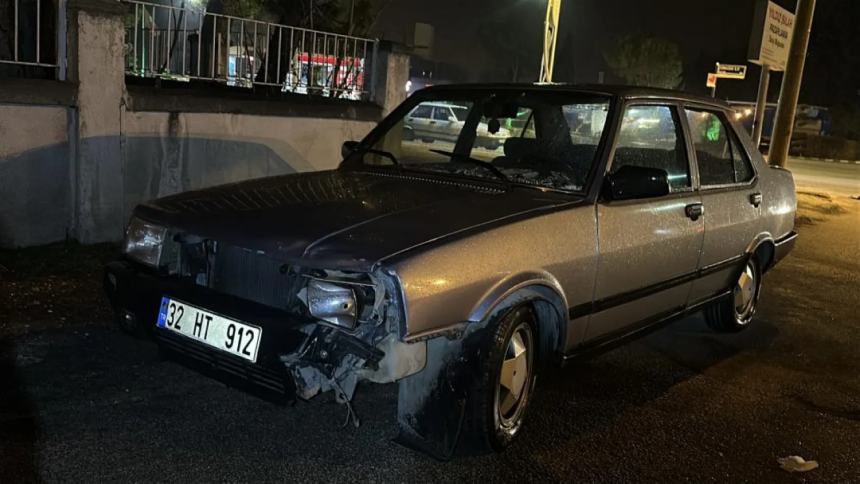 Yan Yola Dönmek İsteyen Otomobil Motosiklete Çarptı: 2 yaralı