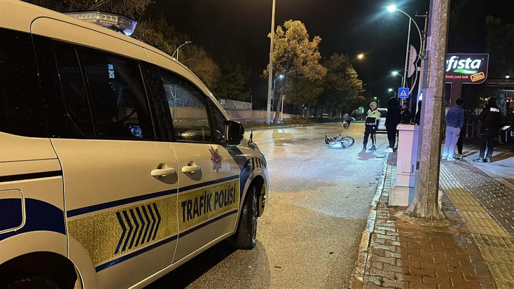 Yan Yola Dönmek İsteyen Otomobil Motosiklete Çarptı: 2 yaralı