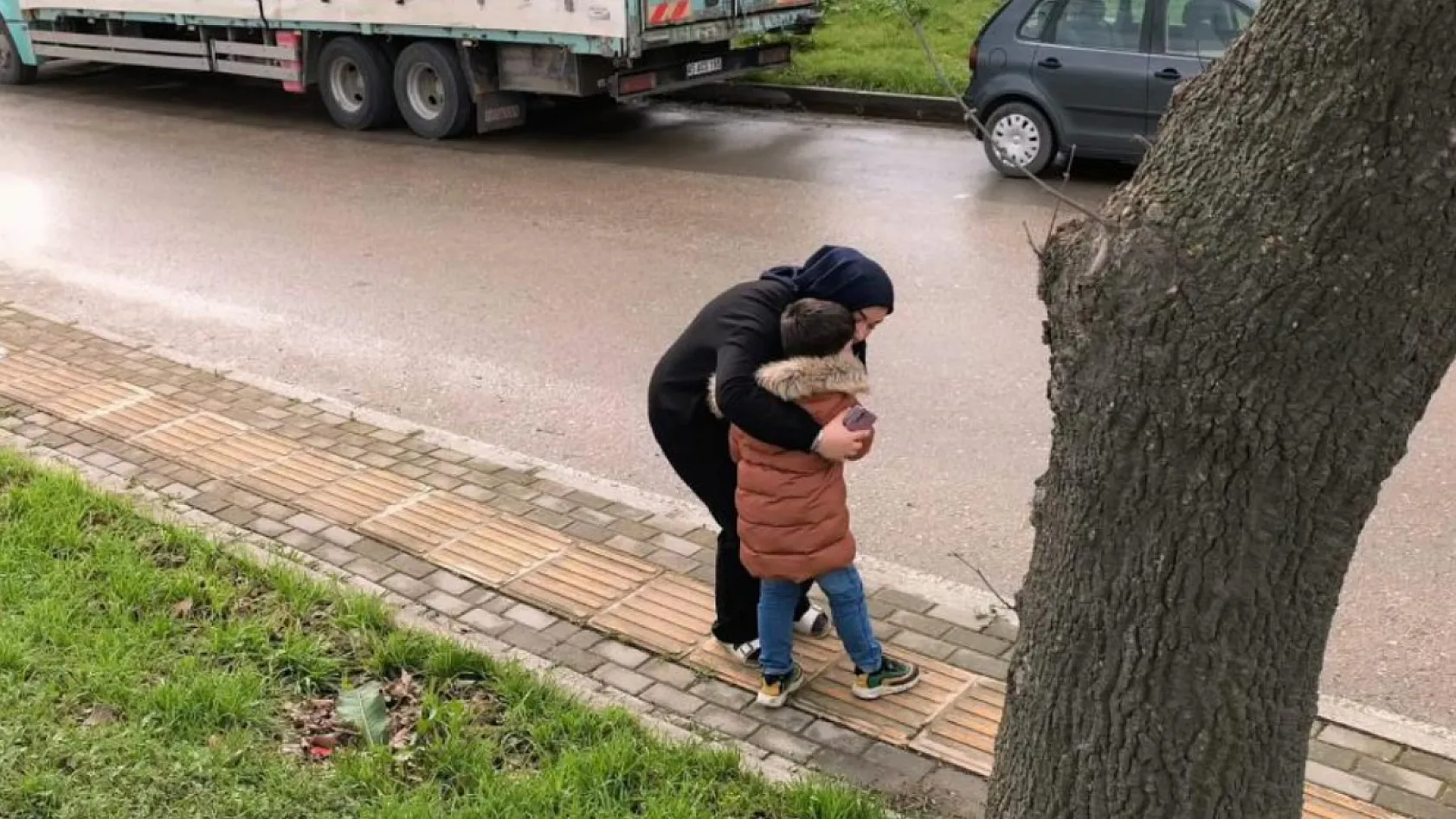 Devrilen triportörde annesi yaralanan çocuk gözyaşlarını tutamadı