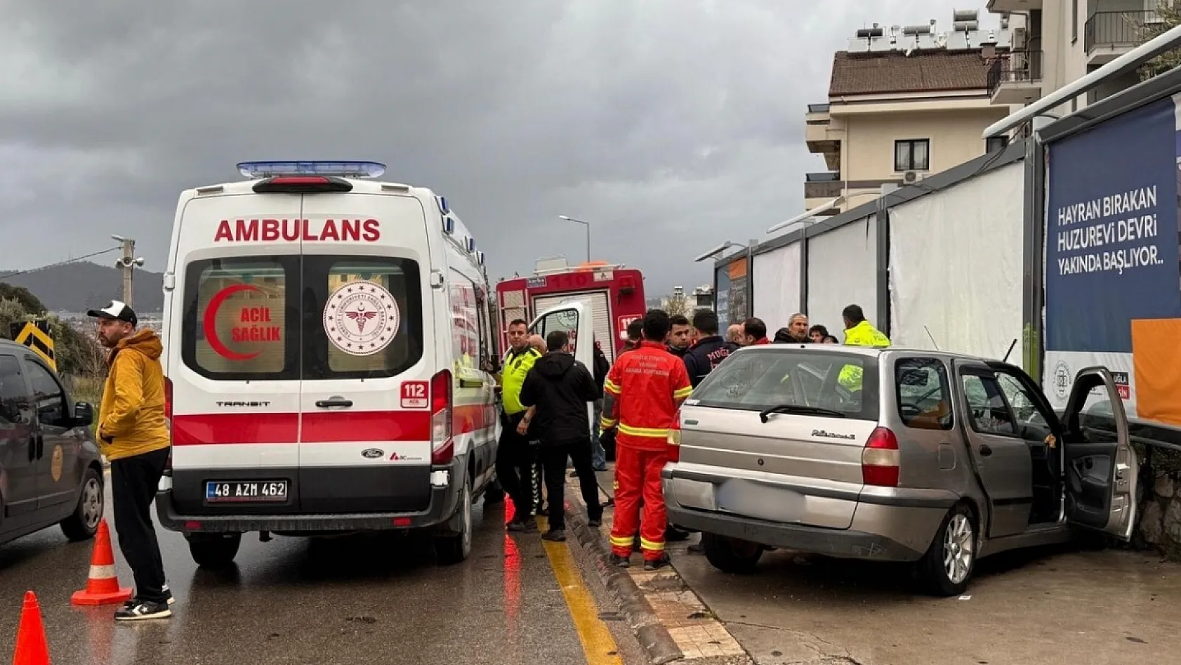Fethiye'de duvara çarpan otomobildeki 1 kişi hayatını kaybetti, 2 kişi yaralandı