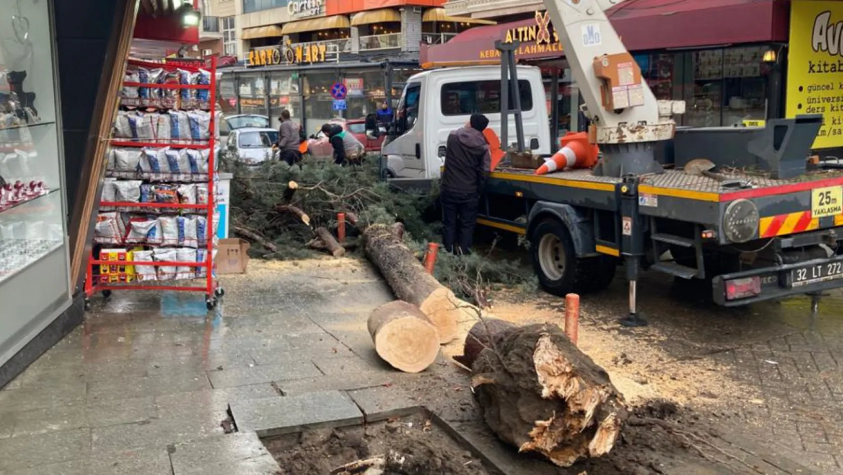 Ölümle burun buruna gelen esnaf saniyelerle kurtuldu