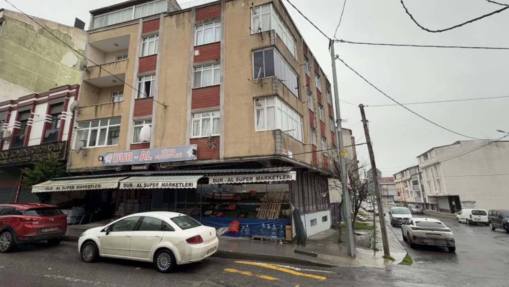 Eşini çocuklarının gözü önünde bıçakladı