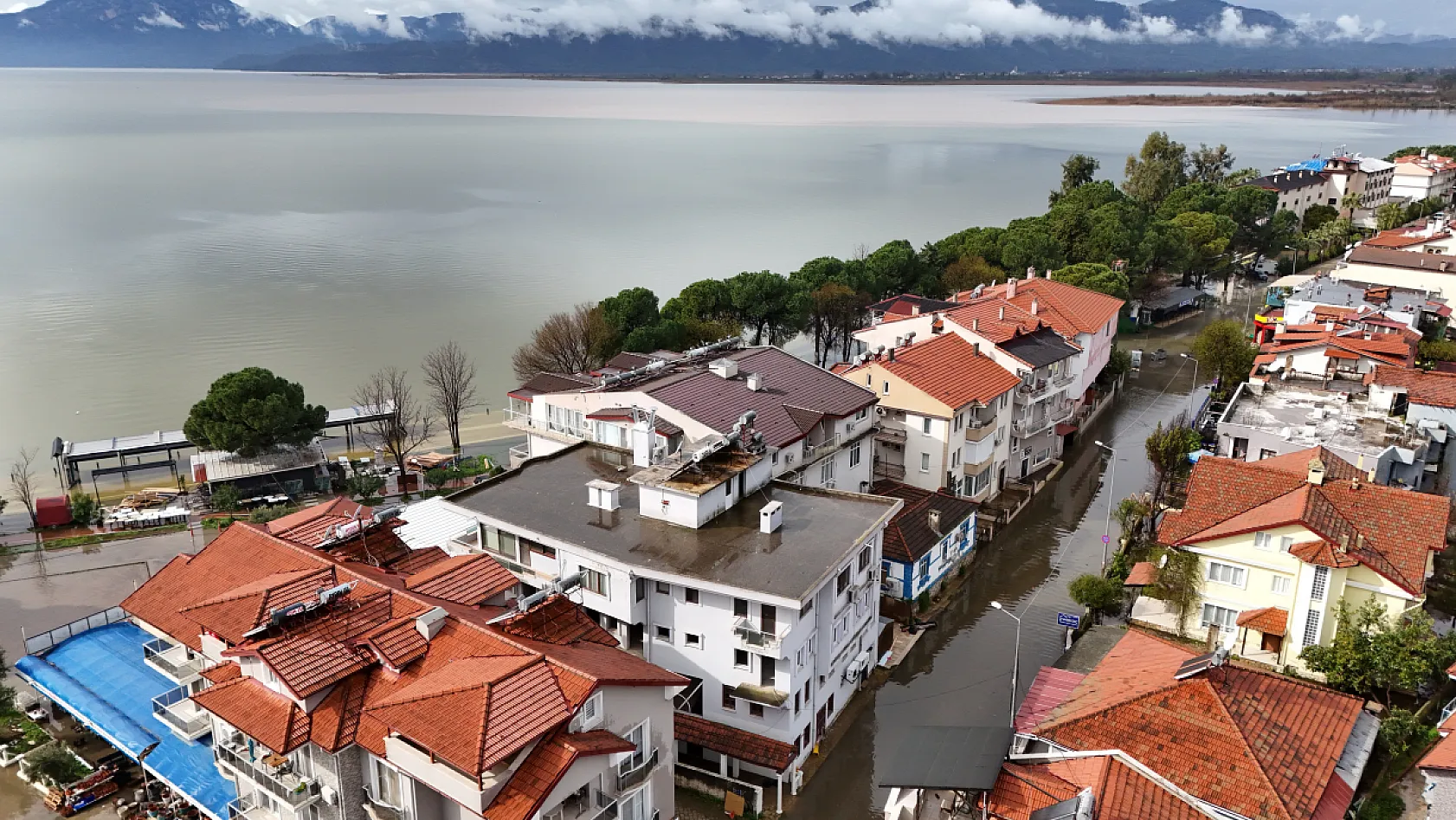 Köyceğiz Göl'ü taştı, ilçe Venedik'e döndü