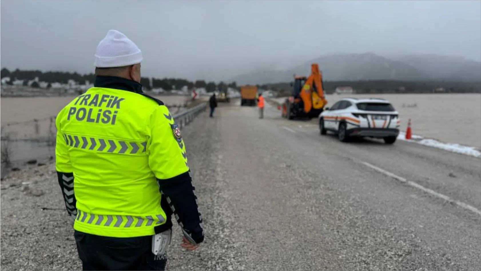 Fethiye-Antalya Karayolu'nda su baskını: 'Ulaşım kontrollü sağlanıyor'