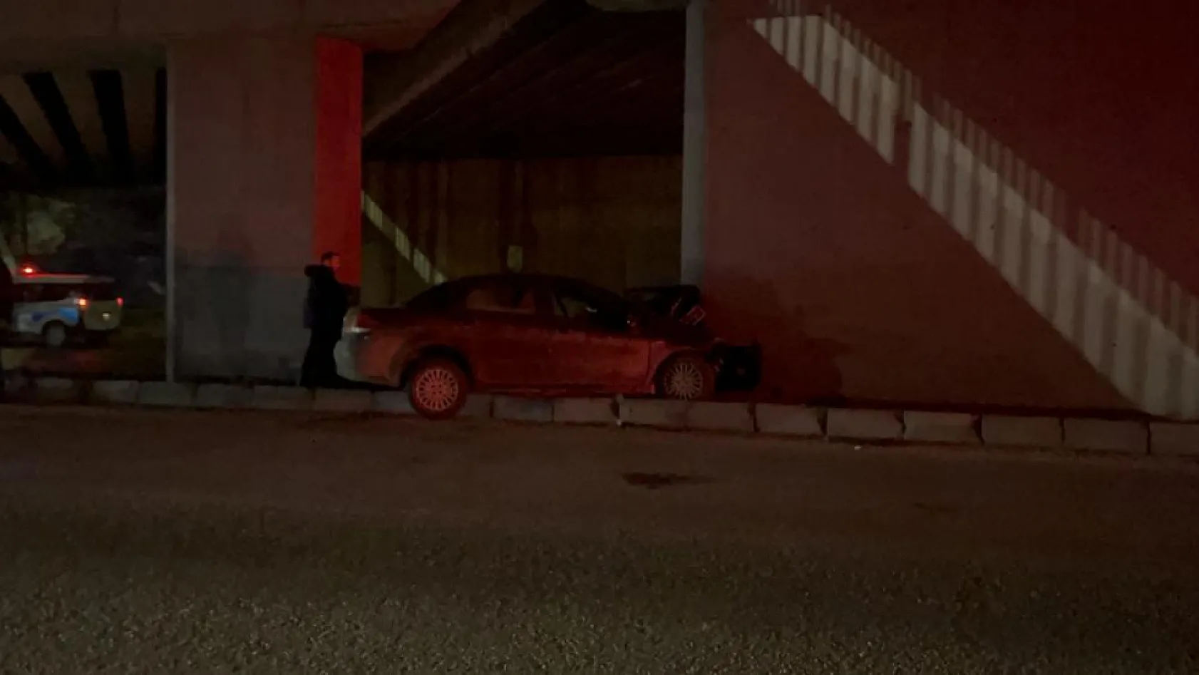 Kontrolden çıkan otomobil köprünün kolonuna saplandı: 1'i ağır 2 yaralı