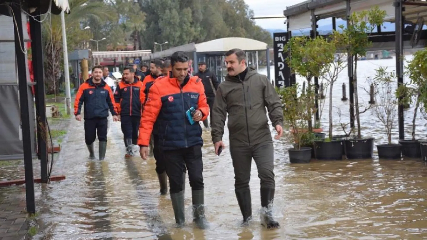 Köyceğiz Kaymakamı Kumcu, çizmesini giydi, kordonda incelemelerde bulundu