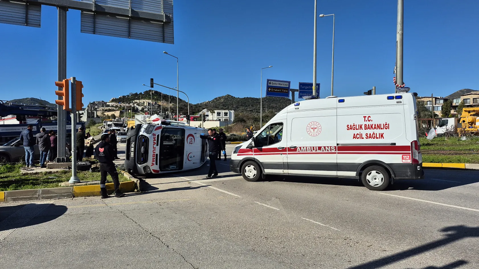 Bodrum'da ambulans devrildi: 4 yaralı
