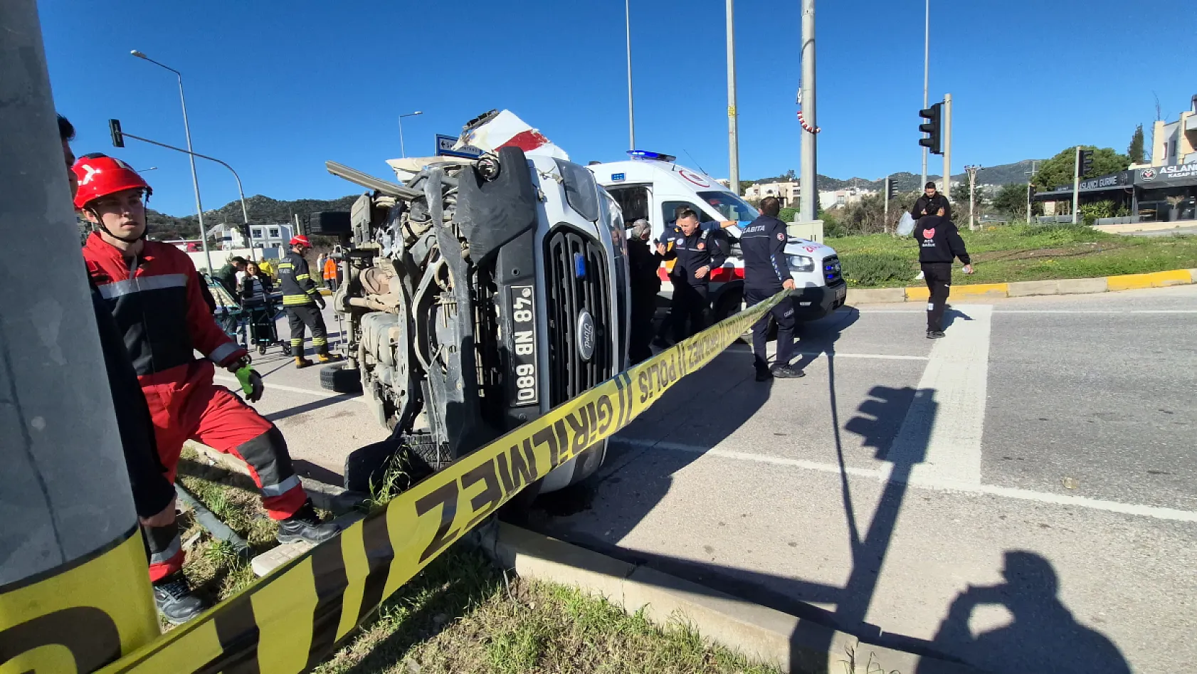 Bodrum'da ambulans devrildi: 4 yaralı