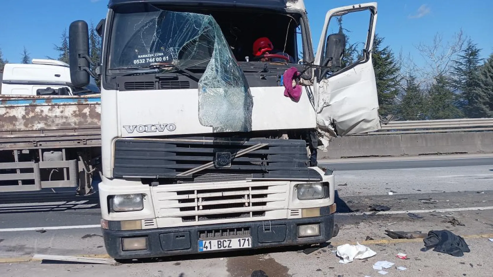 Kazadan kaçarken tırlar çarpıştı, biri makasladı: 1 yaralı