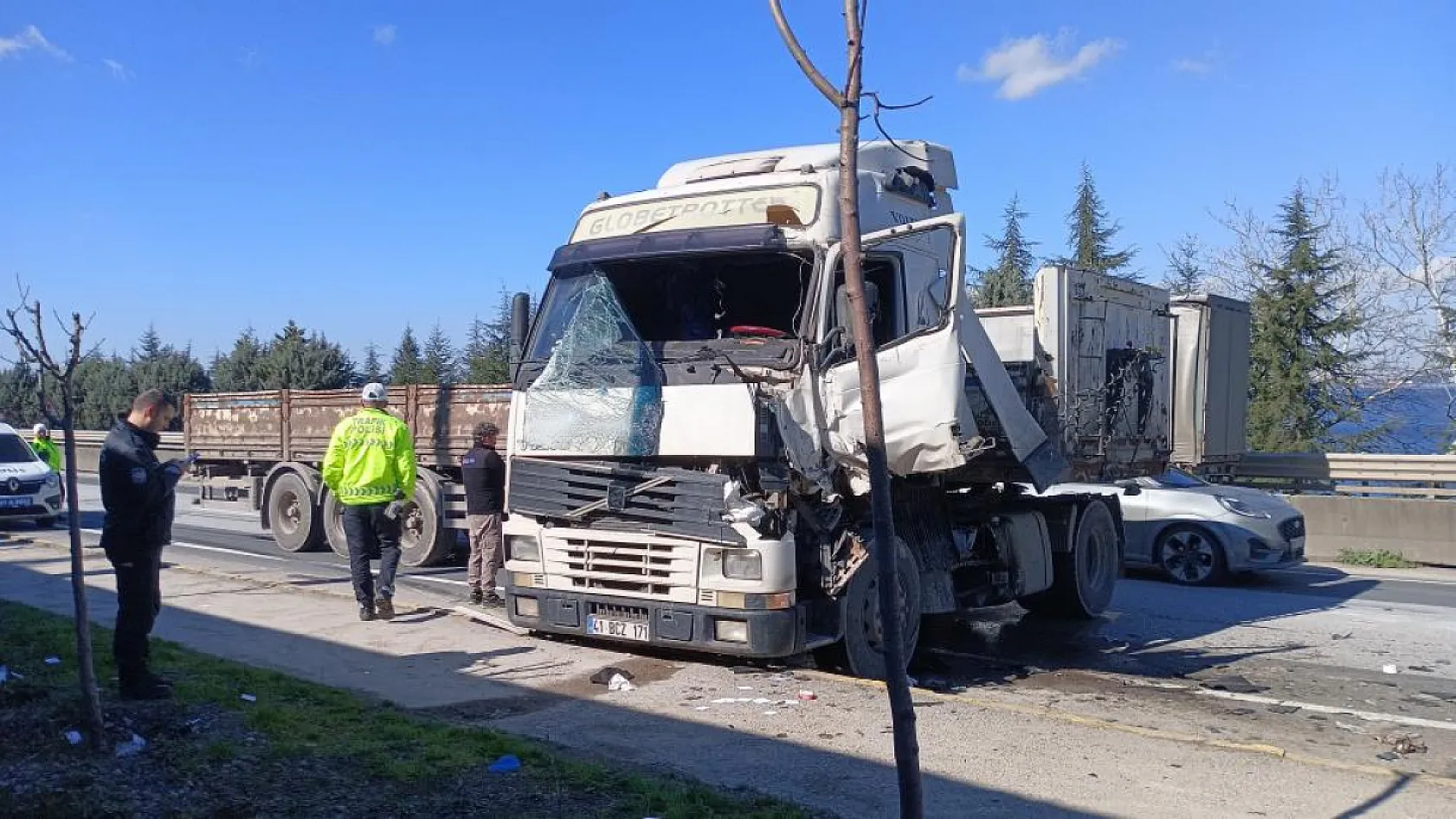 Kazadan kaçarken tırlar çarpıştı, biri makasladı: 1 yaralı