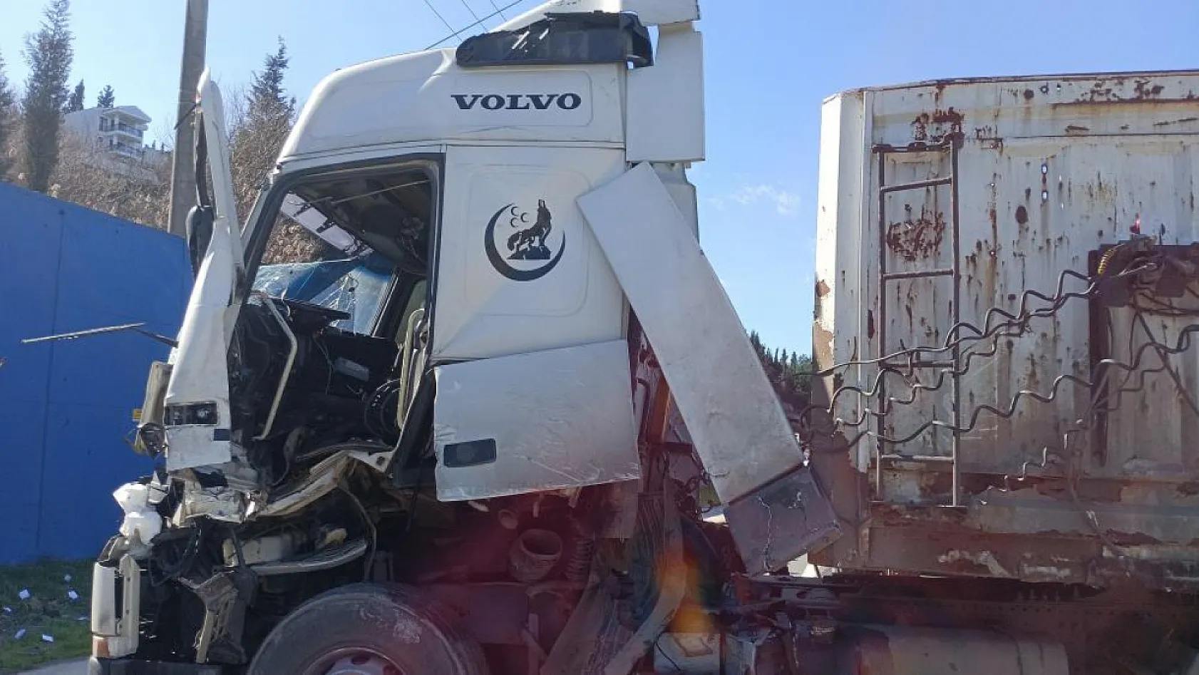 Kazadan kaçarken tırlar çarpıştı, biri makasladı: 1 yaralı