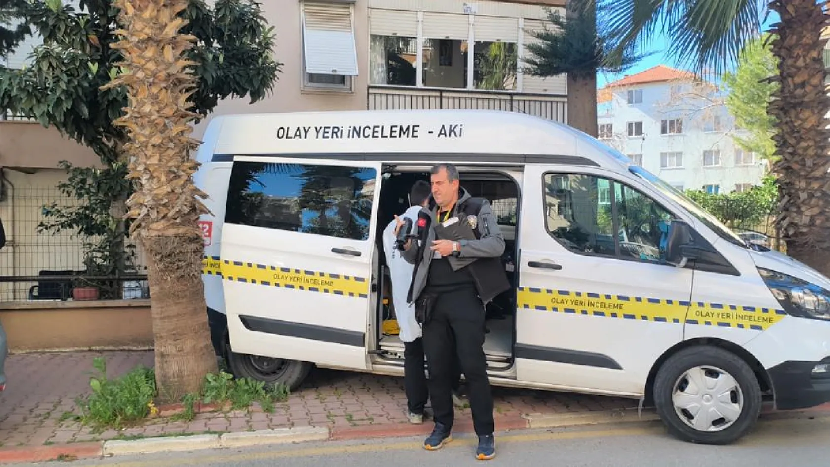 Yanındaki kadını öldürüp aynı silahla intihar etti
