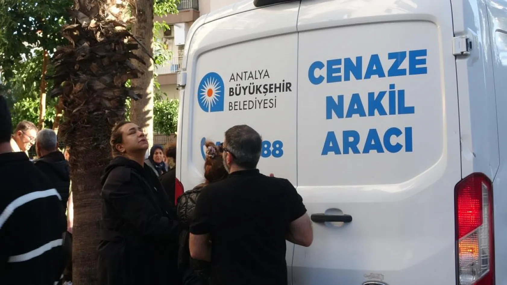 Cenaze aracını 'Özgür bunu bize nasıl yaptın' diyerek yolladı