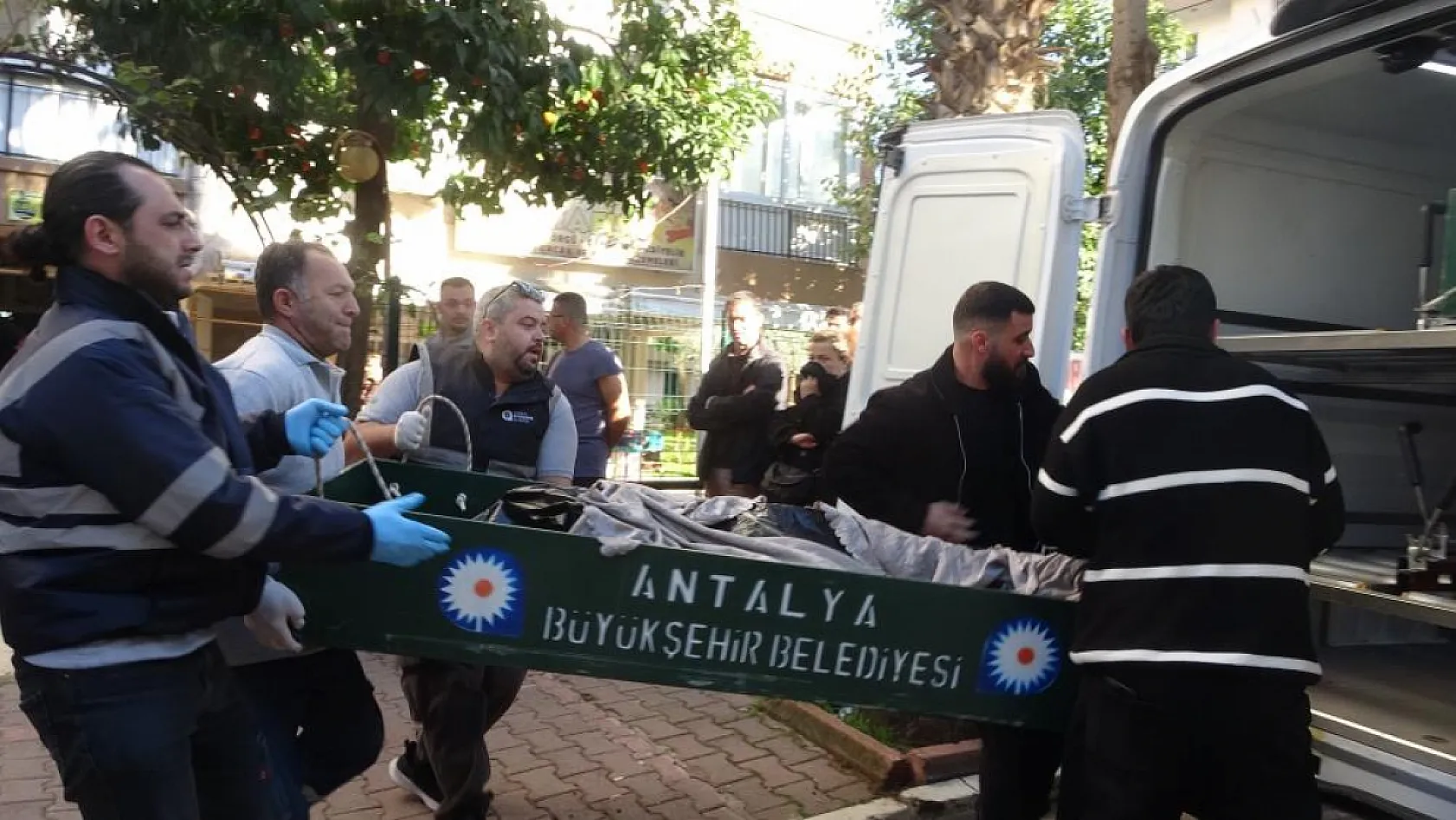 Cenaze aracını 'Özgür bunu bize nasıl yaptın' diyerek yolladı
