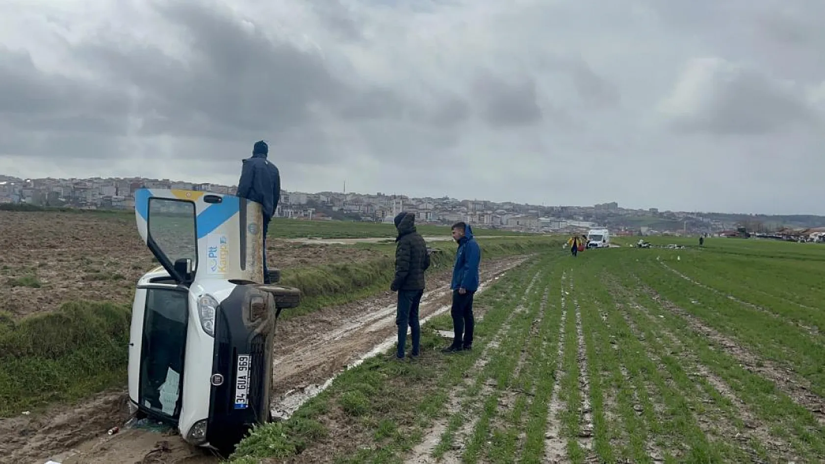 PTT kargo aracı devrildi: 1 yaralı