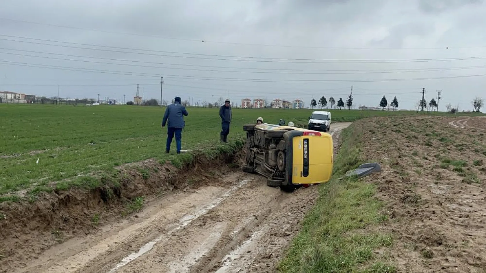PTT kargo aracı devrildi: 1 yaralı
