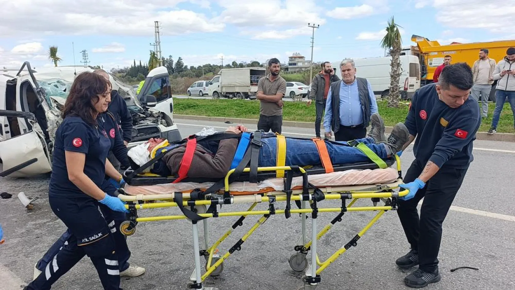 Hafif ticari aracın çarptığı midibüs devrildi: 7 yaralı