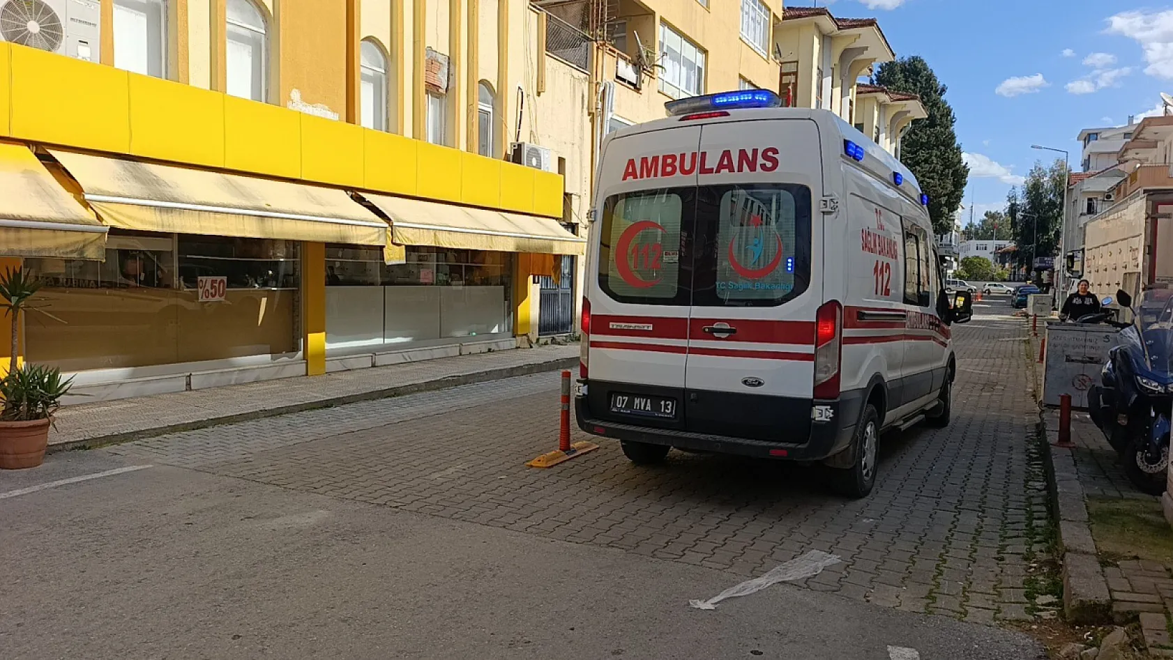 Otomobil ile çarpışan motosikletli metrelerce savruldu