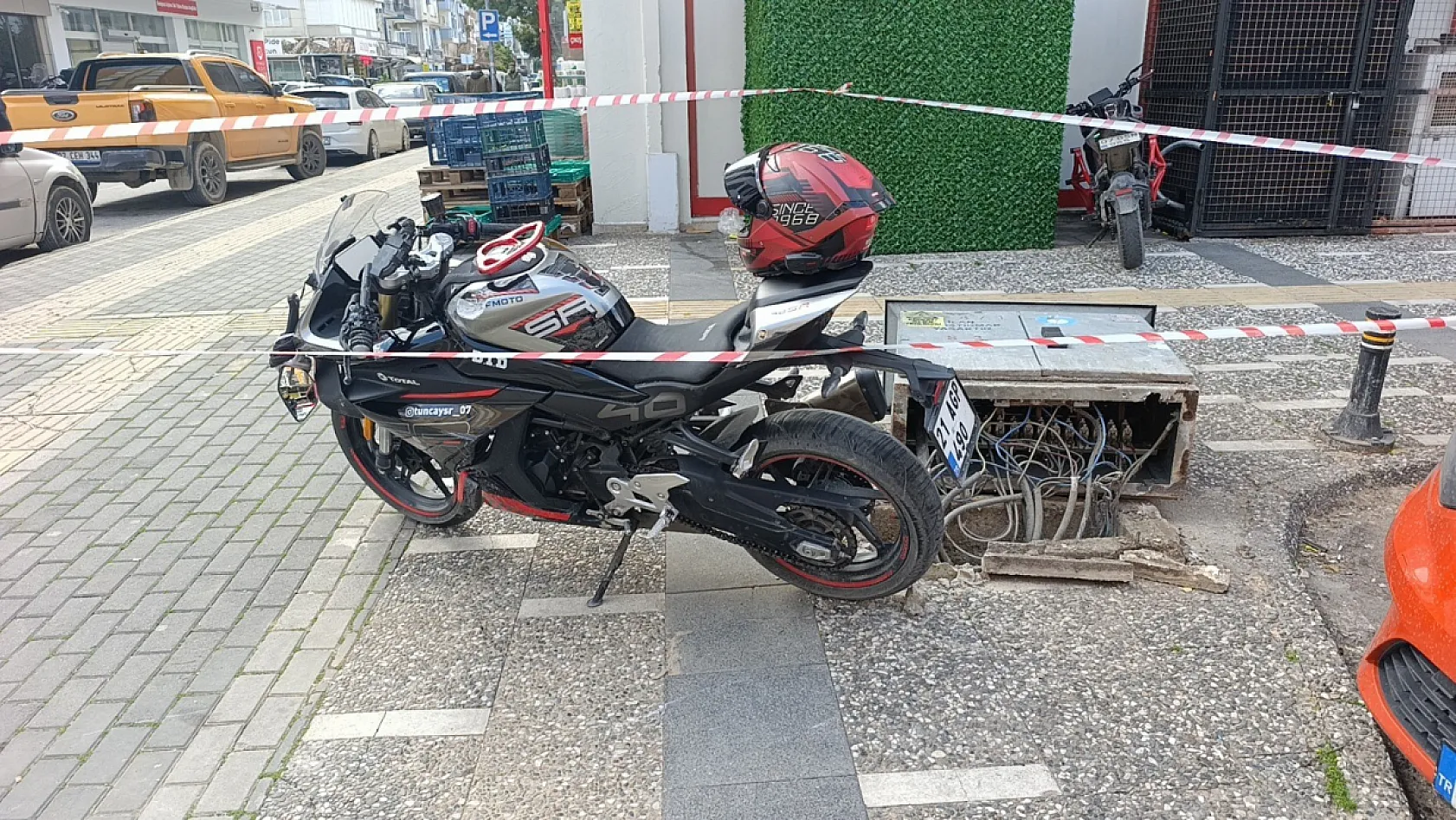 Otomobil ile çarpışan motosikletli metrelerce savruldu