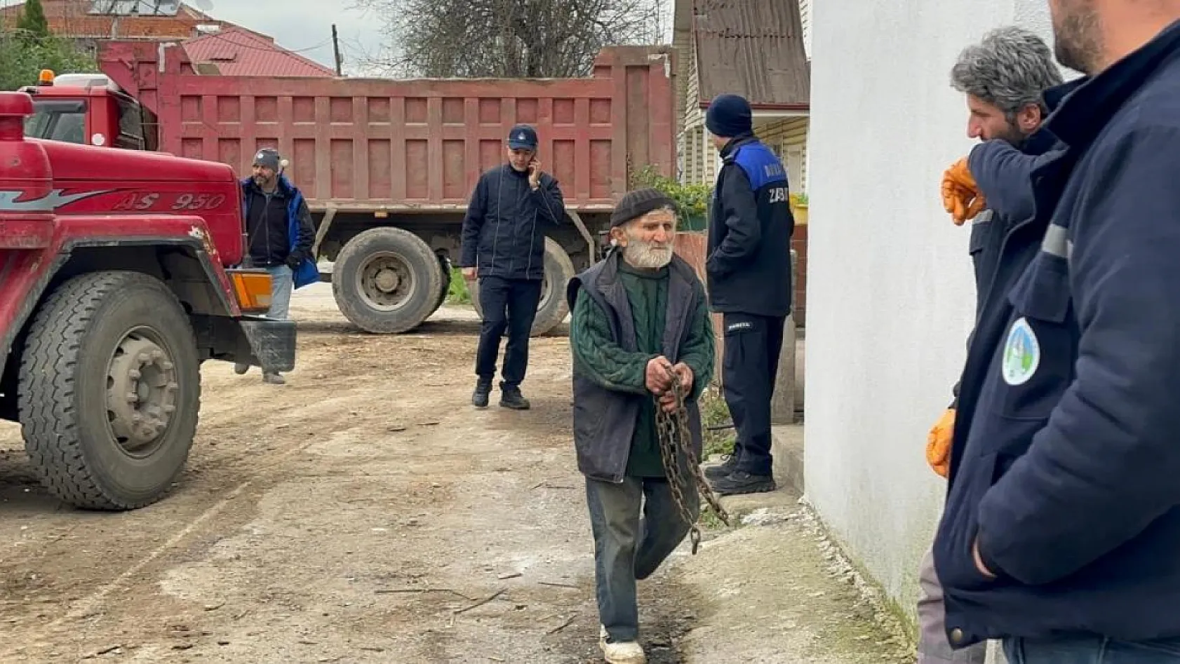Evinden kamyonlar dolusu çöp çıkarılan 76 yaşındaki adam, çatıdan düşerek hayatını kaybetti