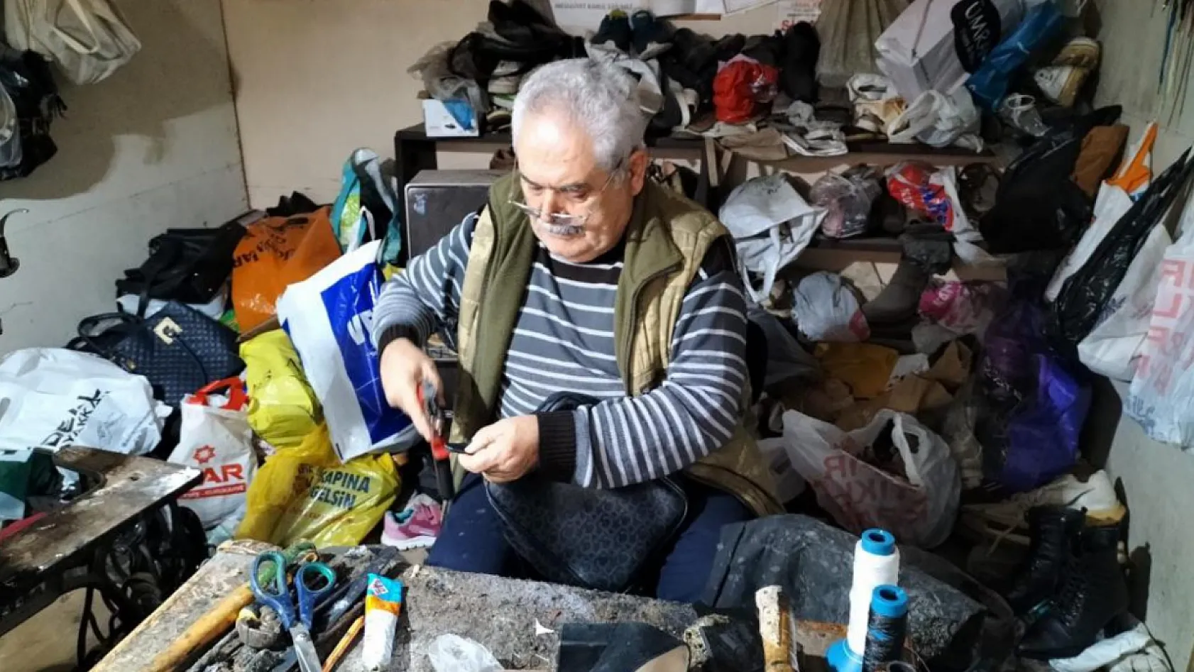 Köyceğiz'in son ayakkabı ustası, emekli oldu ama mesleğini bırakamadı