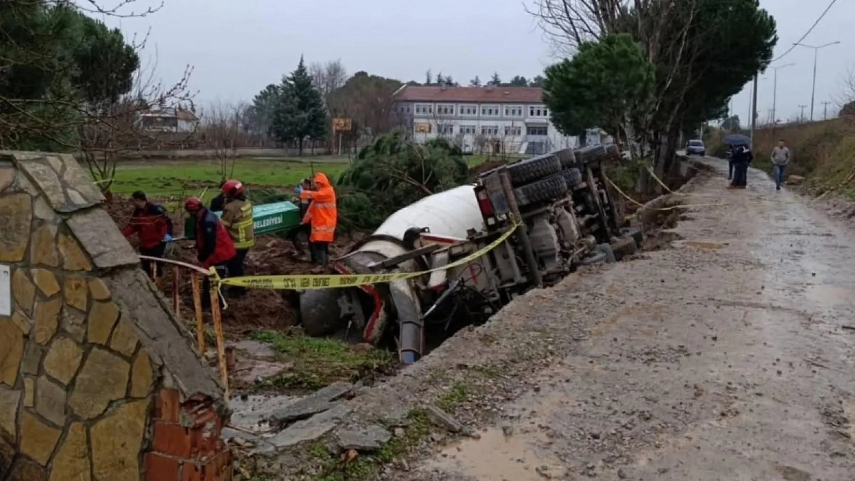 Zemin çökünce beton mikseri devrildi: 1 ölü, 1 yaralı