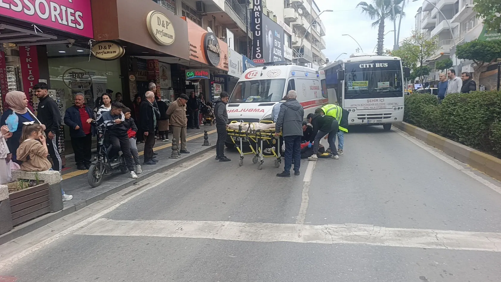 Yayalara yol veren otomobile motosikletle arkadan çarptı: 1 yaralı