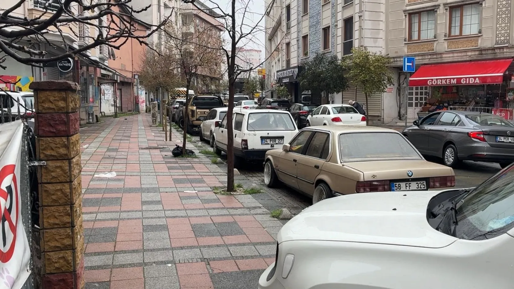 Film gibi olay: Kendi otomobilinin altında kalarak yaralandı