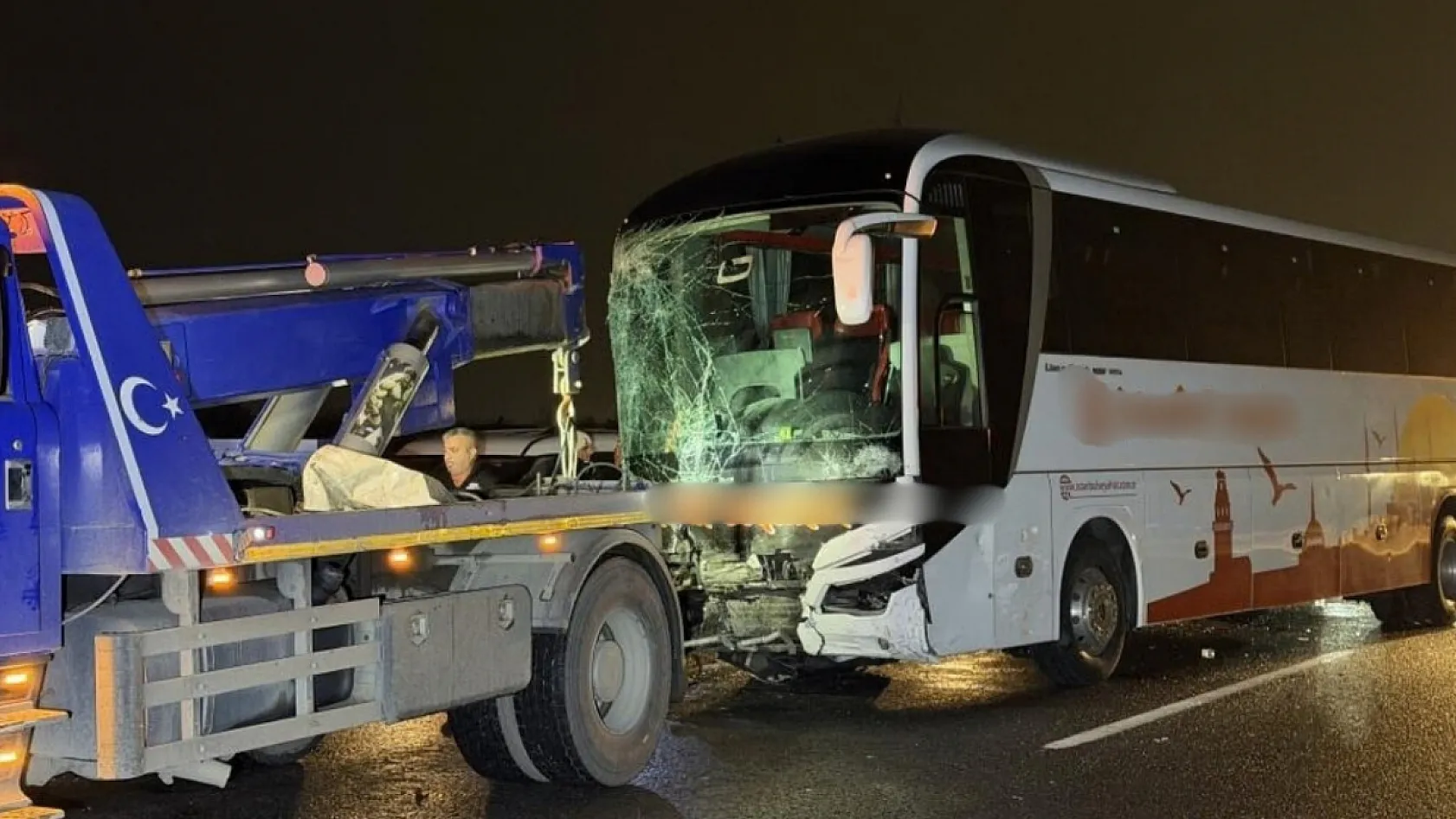 Sakarya'da 16 aracın karıştığı zincirleme kazada 4'ü ağır 13 yaralı