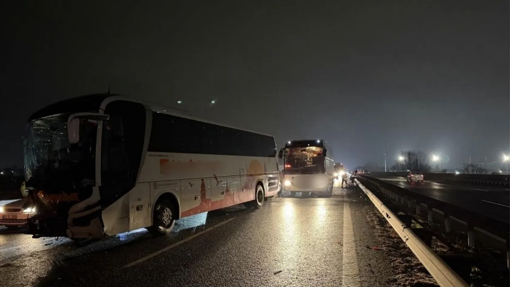 Sakarya'da 16 aracın karıştığı zincirleme kazada 4'ü ağır 13 yaralı