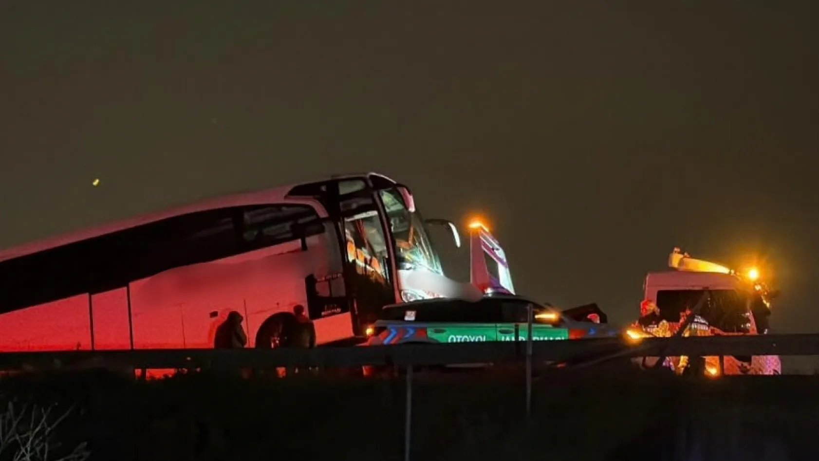 Sakarya'da 16 aracın karıştığı zincirleme kazada 4'ü ağır 13 yaralı