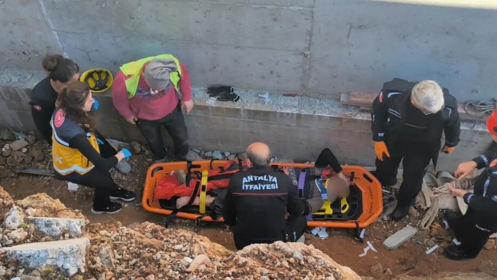 Antalya Kepez'de İnşaat İşçisi Toprak Kayması Sonucu Yaralandı