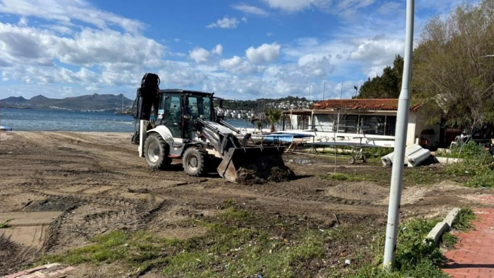 Bodrum Belediyesi Sahillerde Fırtına Sonrası Temizlik Yaptı