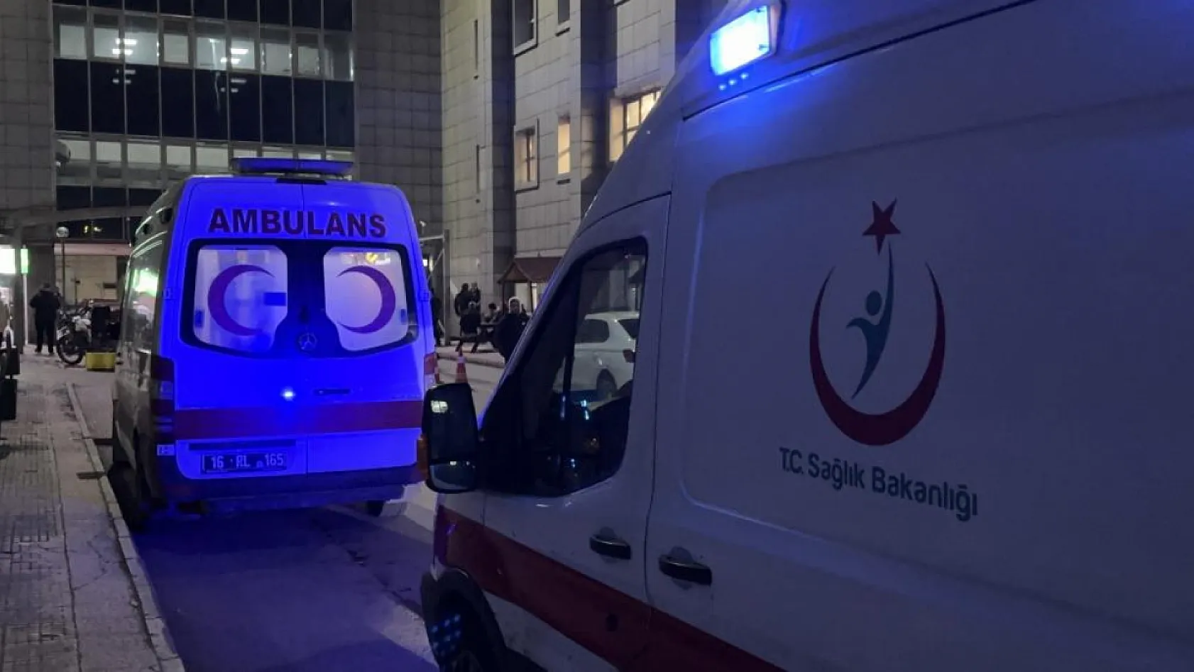 Parkta çıkan tartışmada kan aktı, sırtından bıçaklanarak yaralandı