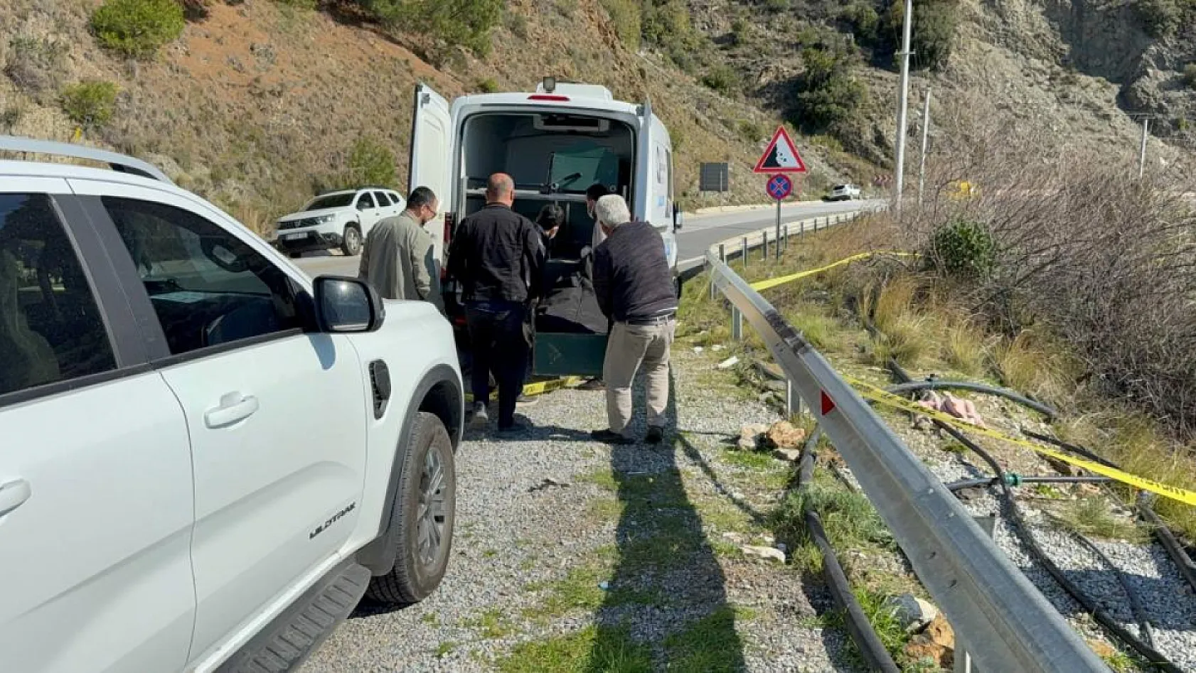 Antalya'da karayolu kenarında kadın cesedi bulundu