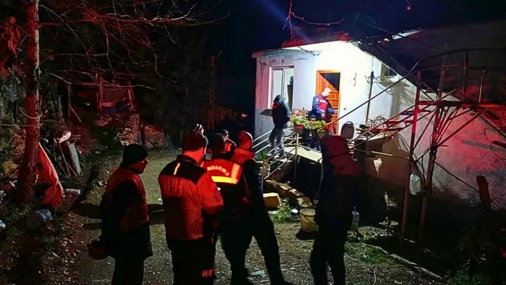 Antalya'da kayıp olarak aranan yaşlı adam, 12 saat sonra bitkin halde ormanda yatarken bulundu