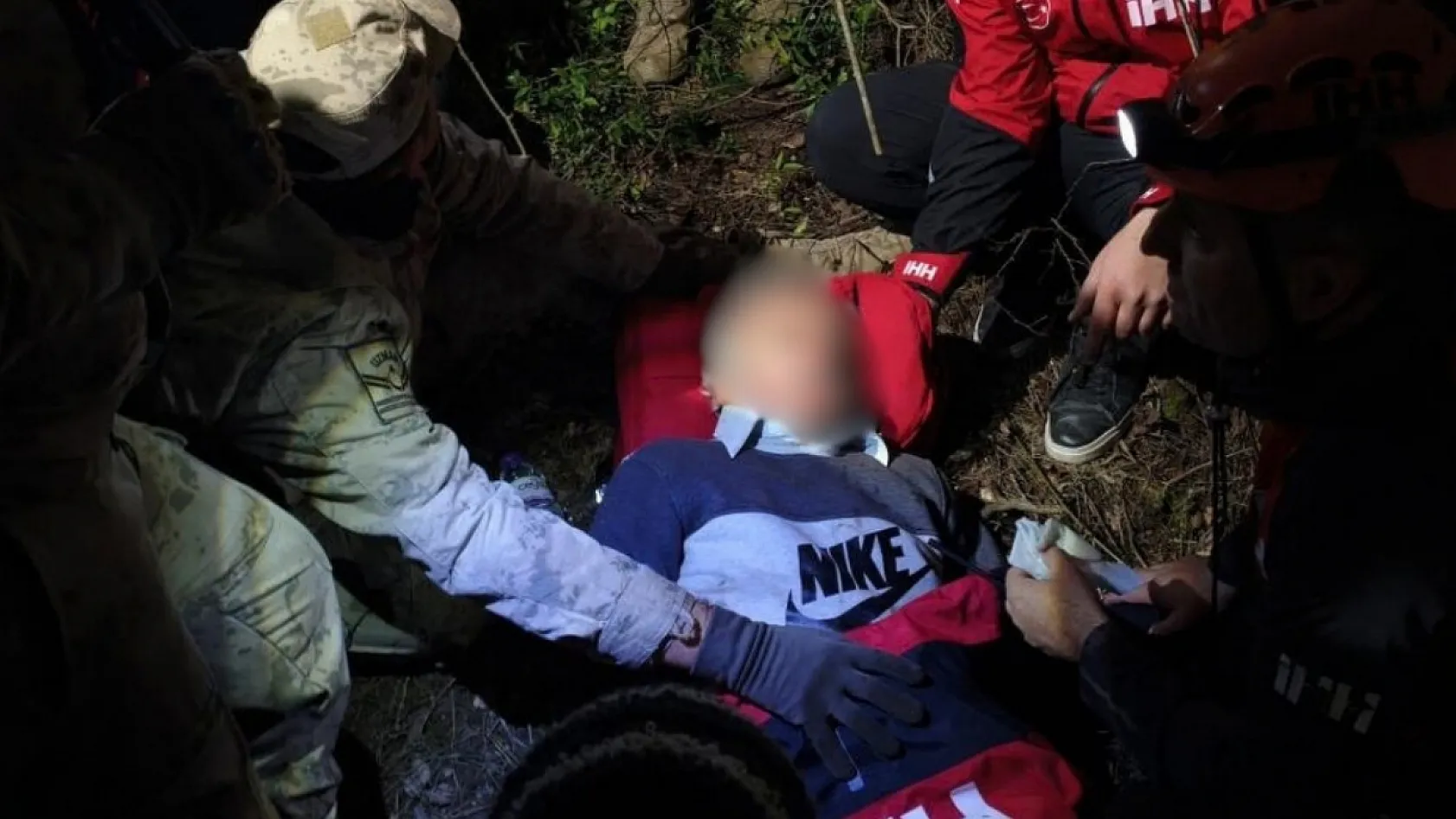 Antalya'da kayıp olarak aranan yaşlı adam, 12 saat sonra bitkin halde ormanda yatarken bulundu