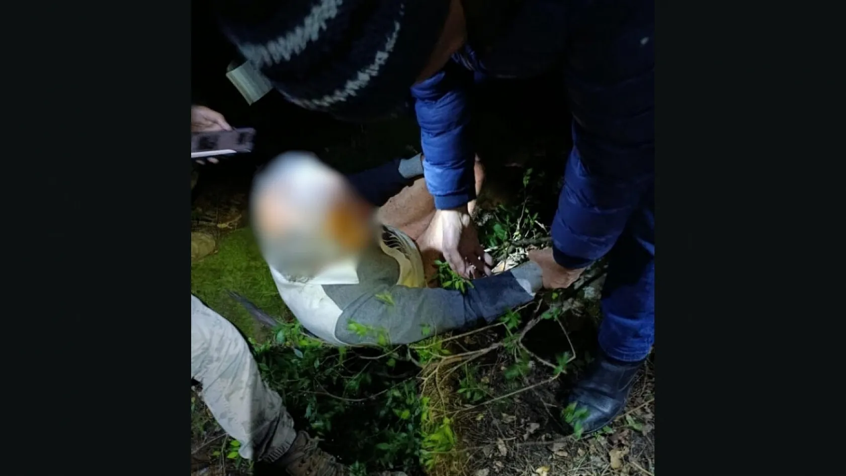 Antalya'da kayıp olarak aranan yaşlı adam, 12 saat sonra bitkin halde ormanda yatarken bulundu