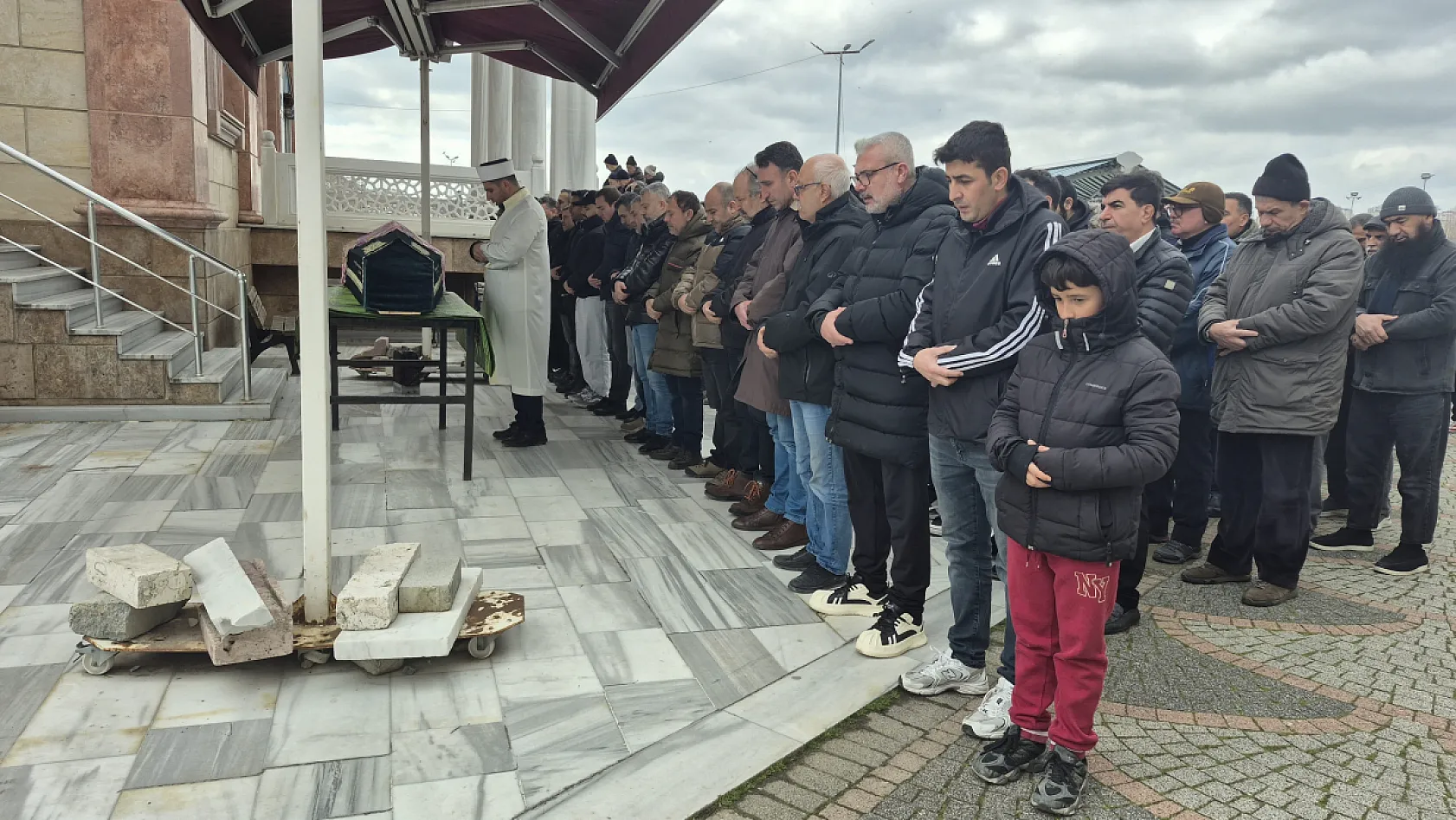Yüz gerdirme ameliyatı sonrası hayatını kaybeden Sibel Yiyin, son yolculuğuna uğurlandı